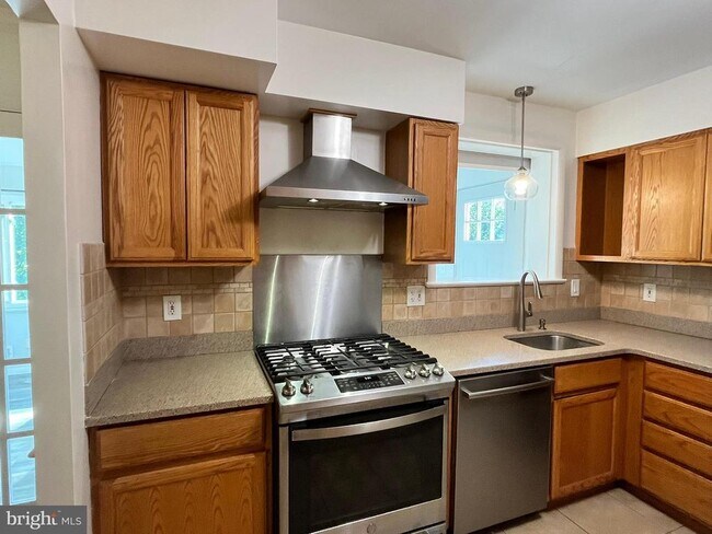Building Photo - 10710 Jamaica Dr