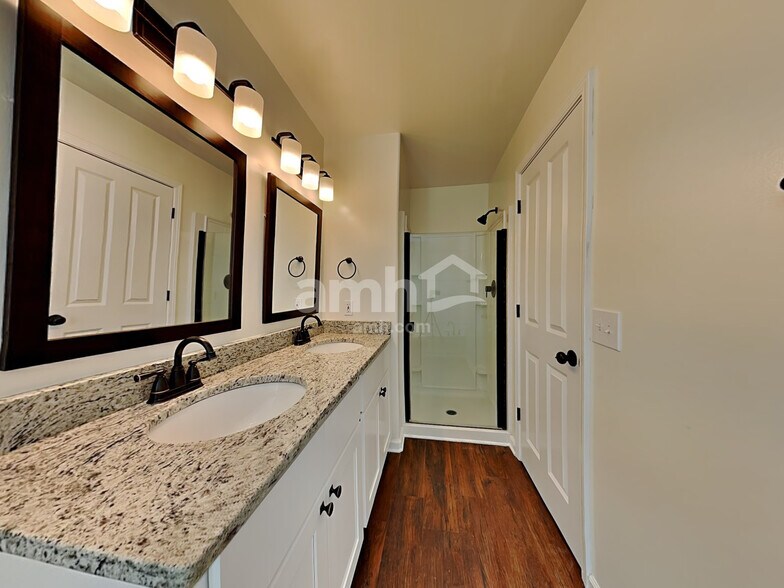 Building Photo - 625 Summer Hill Way