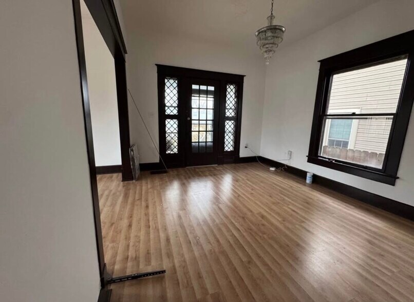 Entry - 100 W King St