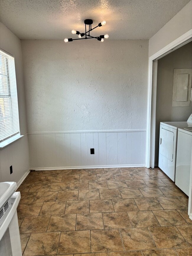 Building Photo - 2BD/1BA | Large Yard | Large Pets Welcome!