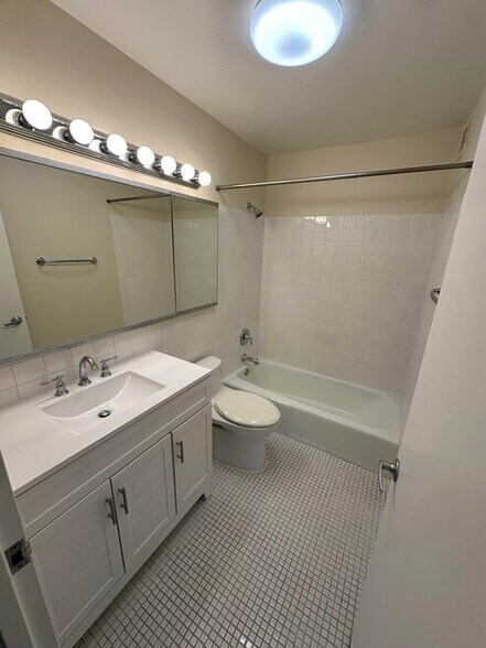 Building Photo - 2800 N Lake Shore Dr