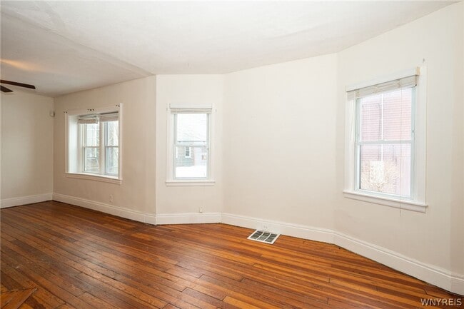 Building Photo - 11 Hoyt St