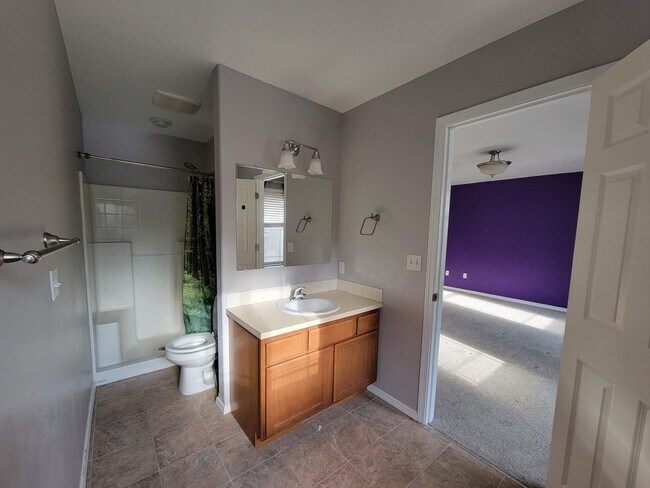 Building Photo - Spacious and Beautiful 4 bedroom in conven...