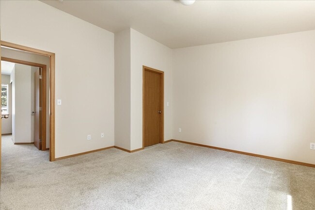 Building Photo - Beautiful Spacious 4 Bedroom 2.75 Bathroom...