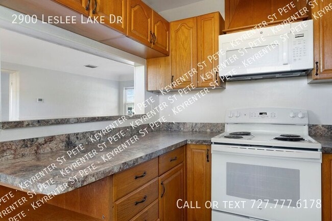 Building Photo - 2900 Leslee Lake Dr N