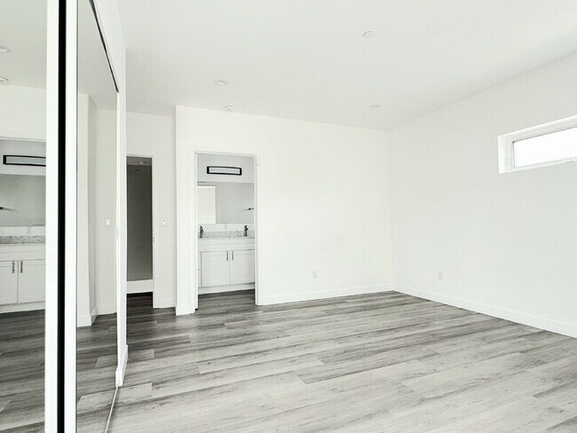 Building Photo - 1260 1/2 Leighton Avenue