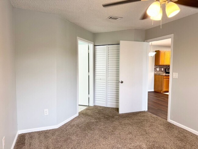 Building Photo - Beautiful 2 bedroom/2 bathroom corner condo in gated Regency Park!
