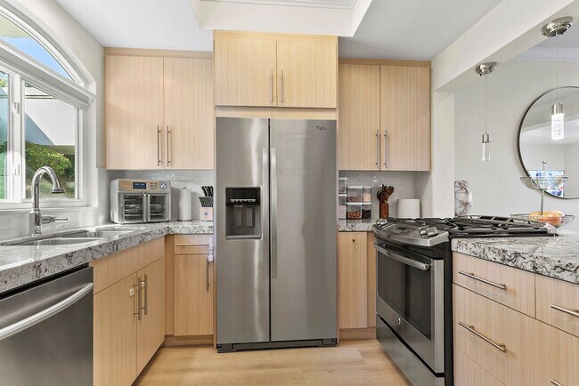 Building Photo - Beautifully Updated 2 Bed/2 Bath Condo with Views!