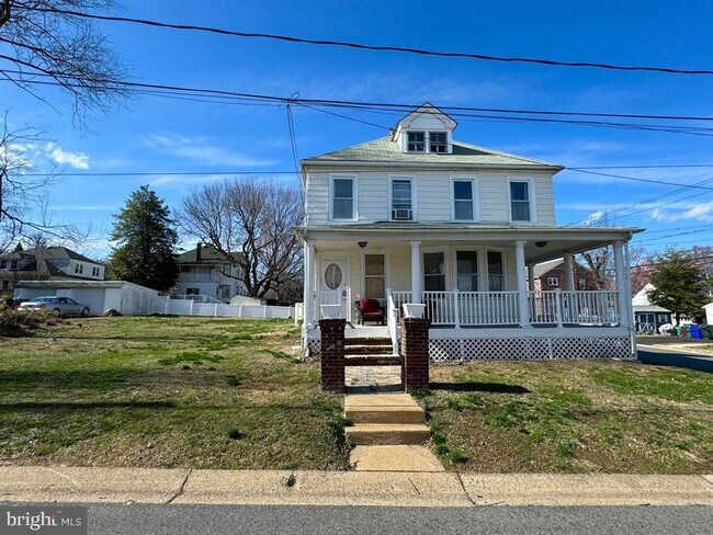 Building Photo - 1121 Rosedale Ave