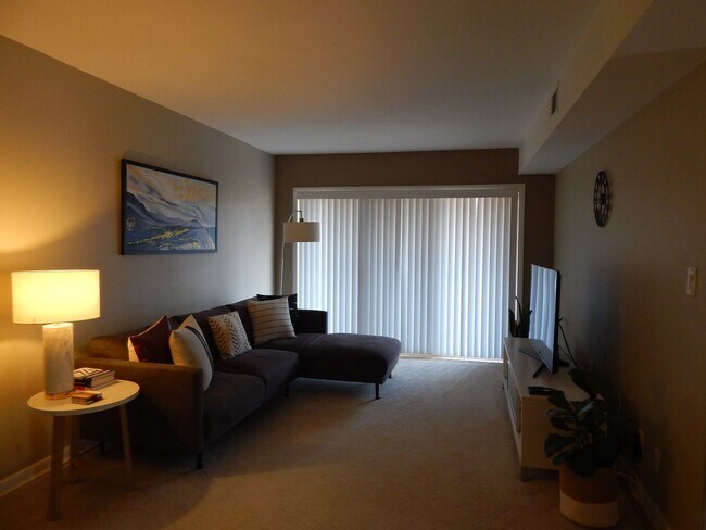 Building Photo - Great Location 1.5 miles from King St Metro