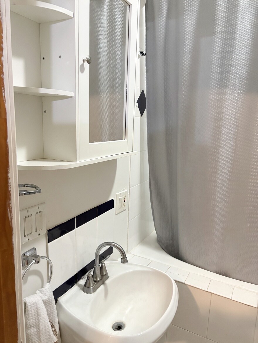 Building Photo - 17 King Arthur Dr