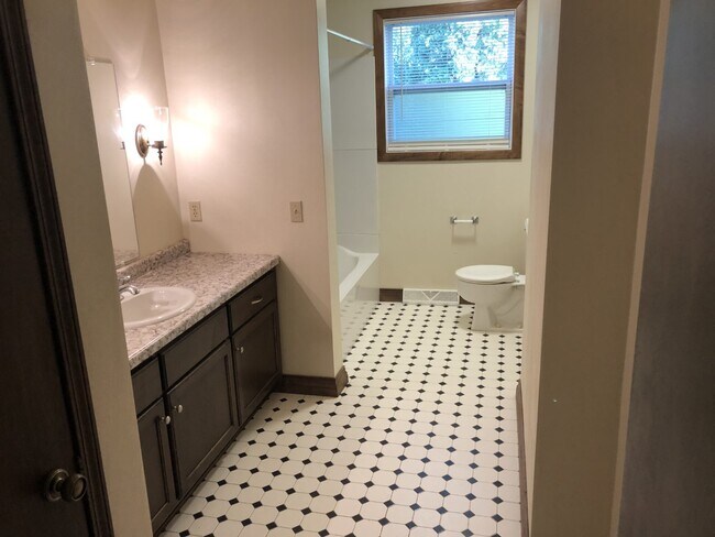 Building Photo - 630 W Briar Ln