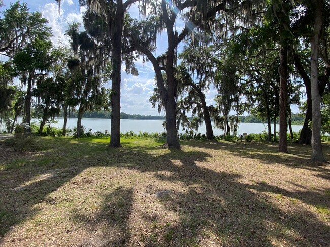 Building Photo - Beautiful Lakefront Condo!