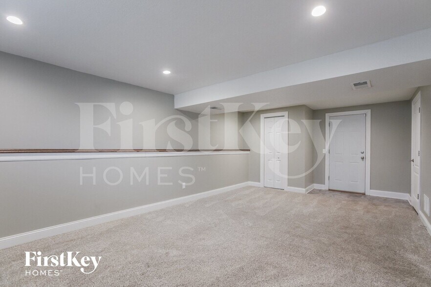 Building Photo - 810 York Dr