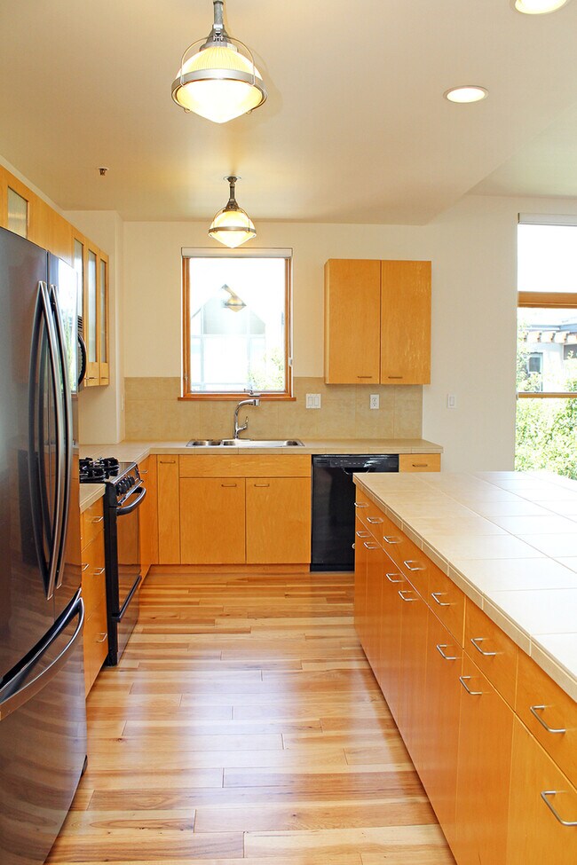 Building Photo - Spacious 2 Bedroom Corner Unit in Stylish ...