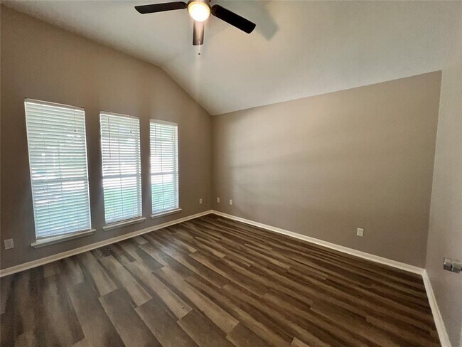 Building Photo - 2427 Halstead Dr