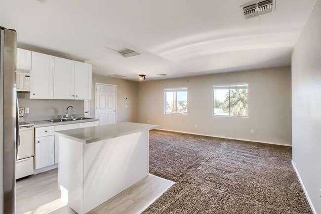 Building Photo - 5323 E Taylor St