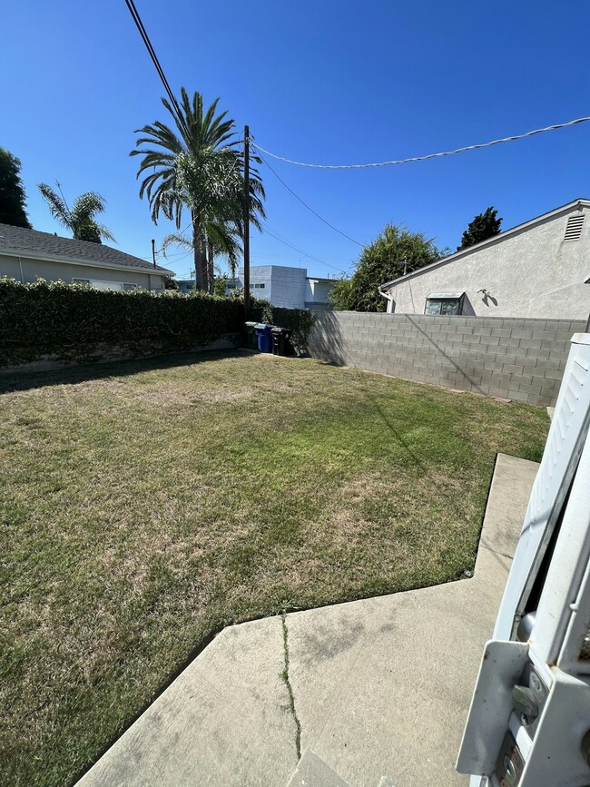 Building Photo - 7400 Midfield Ave