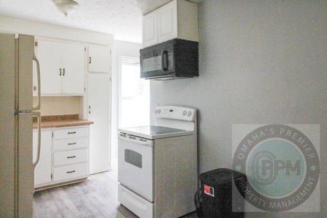 Building Photo - Family Home - 2 Bedroom 1 Bath - Near Gall...