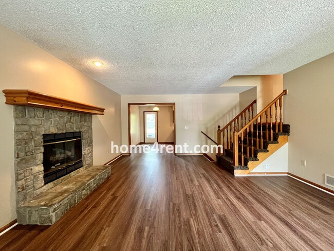 Building Photo - Cozy Duplex w/ Plenty of Space, LVP Flooring and a Fenced Yard!