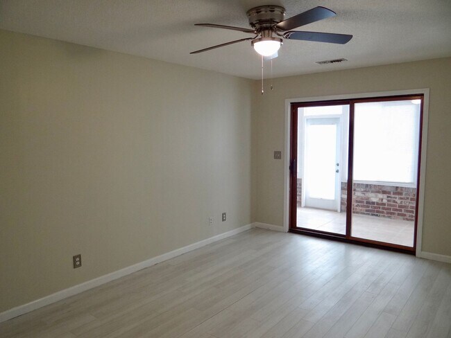 Building Photo - 2 bedroom unfurnished LONG TERM RENTAL in Fairway Ridge