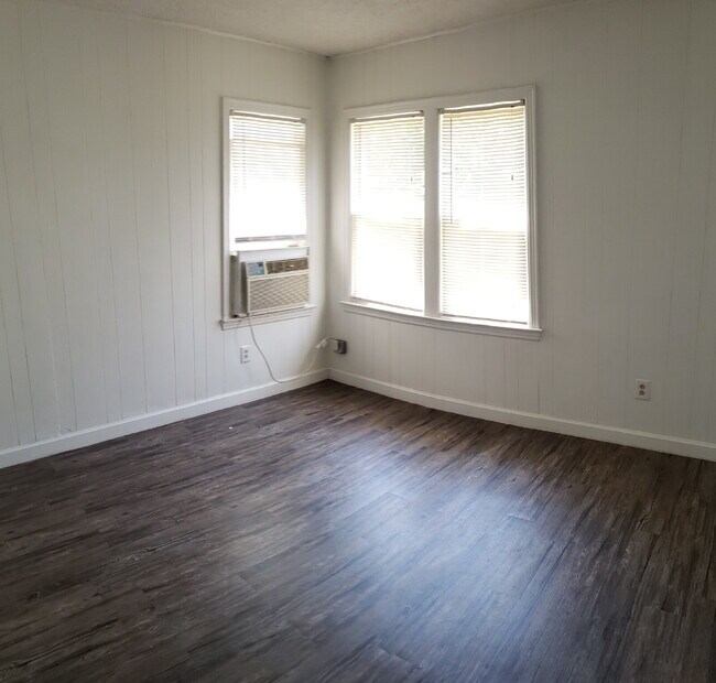 Building Photo - Cute Remodeled 1/1 with storage shed and l...