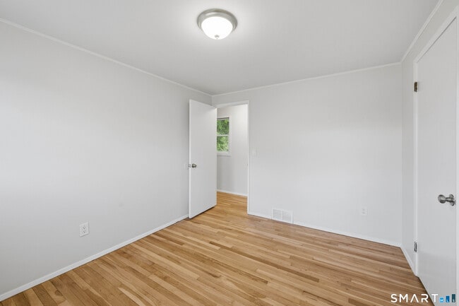 Building Photo - 5 Lilac Ln