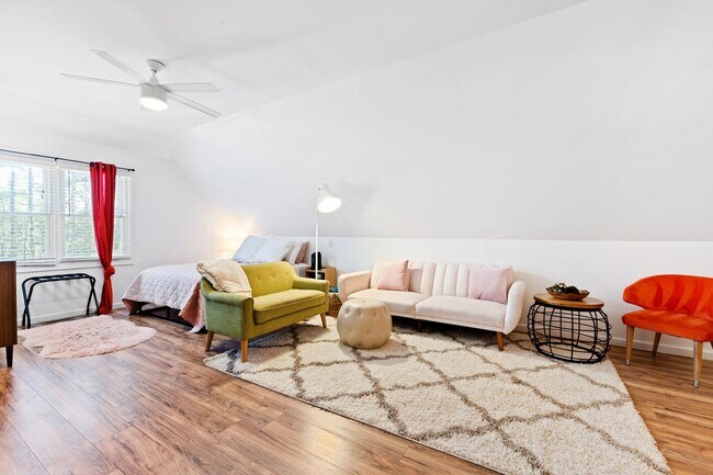 Building Photo - Tranquil loft retreat with open floorplan!...