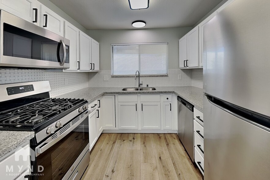 Building Photo - 4336 N Fox Point Dr