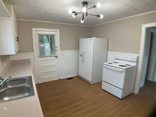 Building Photo - Adorable Bungalow Ready for New Residents!