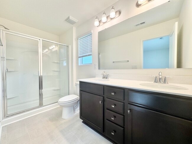 Building Photo - Three bedroom 2 1/2 bath townhome with att...