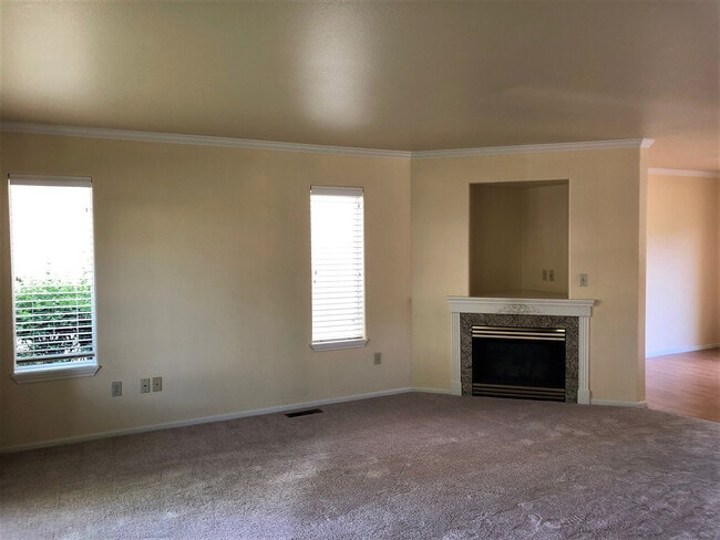 Building Photo - 172 NE Rifle Range St
