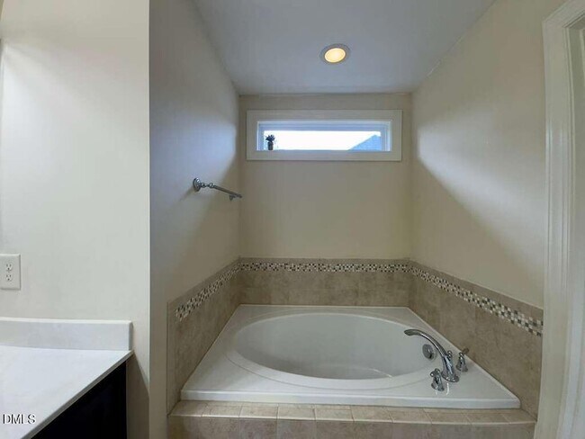 Building Photo - 4008 Vallonia Dr