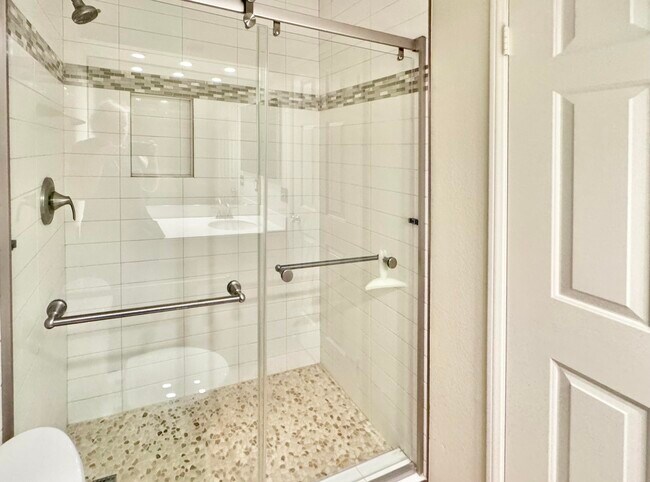 Building Photo - 401 El Cielo Rd