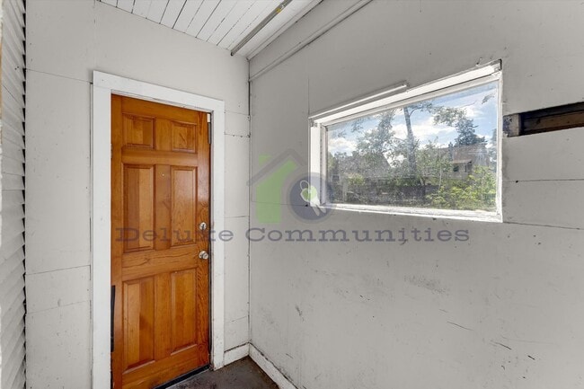 Building Photo - 3 Bedroom Eastown Home!
