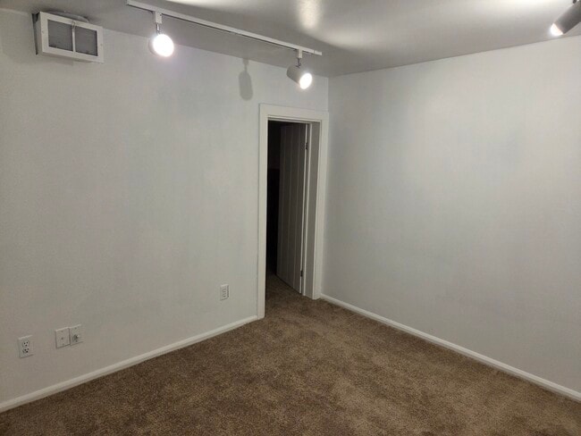 Building Photo - 2528 Beverly St E