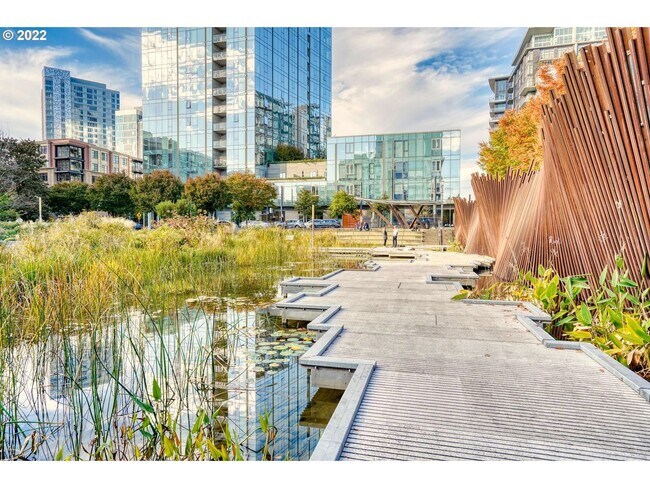 Building Photo - Lovely Corner unit in the Pearl District