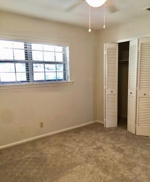 Upstairs Bedroom - 6106 Vance Jackson Rd