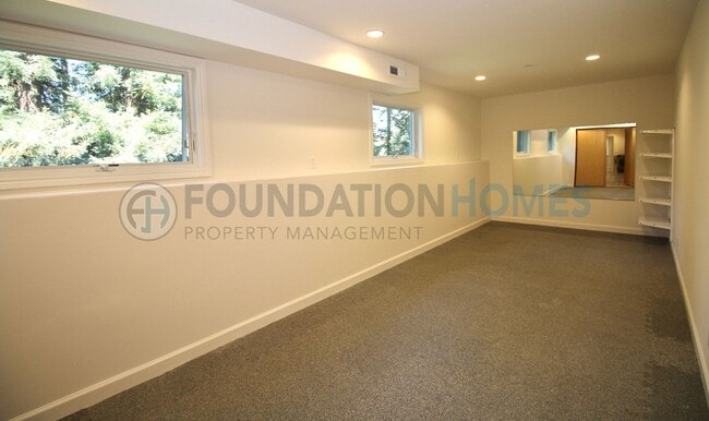 Building Photo - 309 Crown Rd