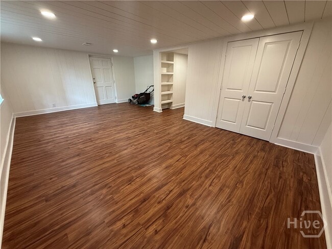 Building Photo - 185 Landor Dr