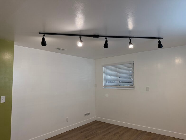 Building Photo - 565 W Midway Blvd