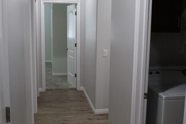 Building Photo - Northwest Bakersfield Home in the Village Green Community For Rent