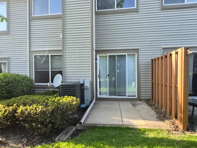 Building Photo - 1015 Woodview Ct