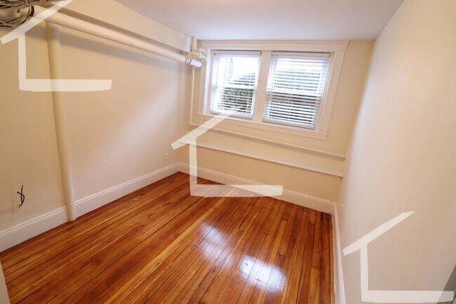 Building Photo - 3BR or 4BR near B/C trains, Wash Sq, heat included, No Fee!