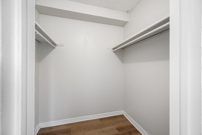 Building Photo - Spacious 1 Bed-1Bath Apartment Newly Renov...