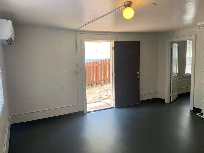 Building Photo - 558 Pulaski St