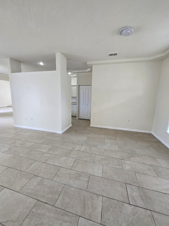 Building Photo - "Charming 3-Bed, 2-Bath Haven in Spring Hill – Your Perfect Florida Retreat!"