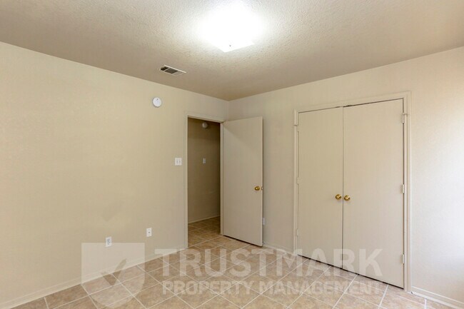 Building Photo - 932 Maplewood Dr