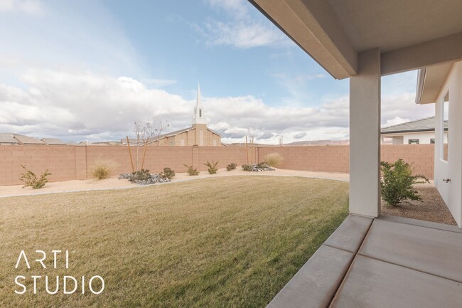 Building Photo - Newer Model Home in Desert Cliffs