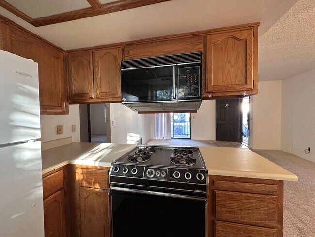 Building Photo - 2BB 2BA Condominium, Utilities Included